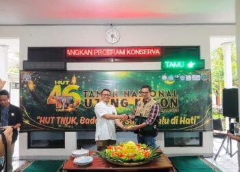 Penebang Pohon Kecapi di Kawasan TNUK Jadi Tersangka, Keluarga Tetap Dibolehkan Garap Lahan 8 Balai TNUK Pandeglang melaksanakan potong tumpeng dalam kegiatan Hari Ulang Tahun TNUK ke 46 tahun, Minggu, 8 Maret 2026. (Yanadi/Bantenraya.com)