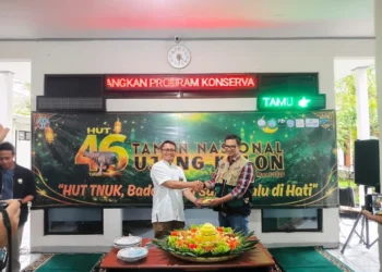 Balai TNUK Pandeglang melaksanakan potong tumpeng dalam kegiatan Hari Ulang Tahun TNUK ke 46 tahun, Minggu, 8 Maret 2026. (Yanadi/Bantenraya.com)