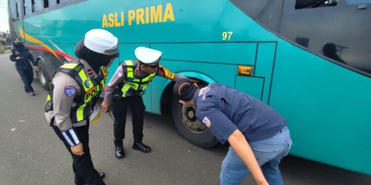 Satlantas Polres Pandeglang Gelar Rampcheck Bus 1 Rampcheck bus oleh Satlantas Polres Pandeglang. (Dokumentasi Polres Pandeglang)