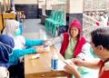 Dinkes Kota Cilegon Instruksikan Puskesmas Jemput Bola Periksa Kesehatan Korban Banjir 4 Tim medis Dinkes Cilegon saat memberikan pelayanan kesehatan kepada warga yang terdampak banjir, Minggu (8/3). Dok: Dinkes Cilegon