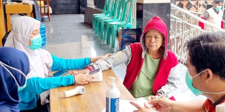 Dinkes Kota Cilegon Instruksikan Puskesmas Jemput Bola Periksa Kesehatan Korban Banjir 1 Tim medis Dinkes Cilegon saat memberikan pelayanan kesehatan kepada warga yang terdampak banjir, Minggu (8/3). Dok: Dinkes Cilegon