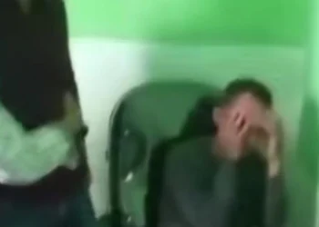 Kades Rahong Labrak Oknum Pegawai Dinsos Kabupaten Lebak, Diduga Lakukan Pungli Rp400 Ribu 11 Oknum pegawai Dinsos Kabupaten Lebak saat dilabrak KAdes Rahong pada Jumat, 6 Maret 2026. (Kiriman Warga)