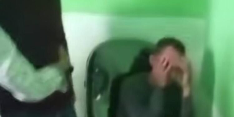 Oknum pegawai Dinsos Kabupaten Lebak saat dilabrak KAdes Rahong pada Jumat, 6 Maret 2026. (Kiriman Warga)