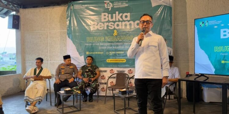 Kadin Cilegon Ajak Mahasiswa Mandiri Secara Ekonomi 1 Pj Ketua Kadin Kota Cilegon Ikhwan Mahmud berdiskusi dan mengajak mahasiswa mandiri secara ekonomi, Minggu, 8 Maret 2026. (Uri/Bantenraya.com)