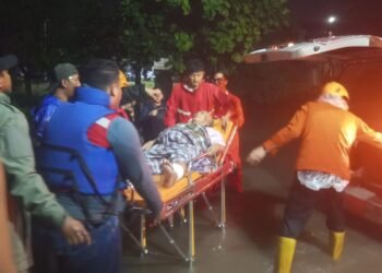 Kecamatan Purwakarta Cilegon Terparah Diterjang Banjir, 834 Rumah Terendam 11 Evakuasi korban banjir di Kota Cilegon pada Minggu, 8 Maret 2026 dinihari. (Dokumentasi BPBD Cilegon)