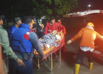 Kecamatan Purwakarta Cilegon Terparah Diterjang Banjir, 834 Rumah Terendam 6 Evakuasi korban banjir di Kota Cilegon pada Minggu, 8 Maret 2026 dinihari. (Dokumentasi BPBD Cilegon)