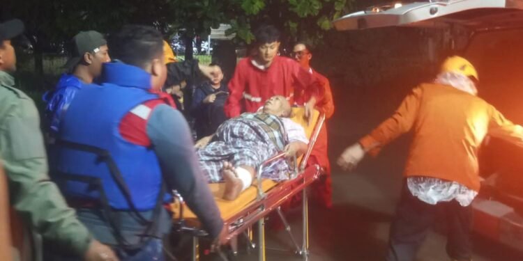 Kecamatan Purwakarta Cilegon Terparah Diterjang Banjir, 834 Rumah Terendam 1 Evakuasi korban banjir di Kota Cilegon pada Minggu, 8 Maret 2026 dinihari. (Dokumentasi BPBD Cilegon)