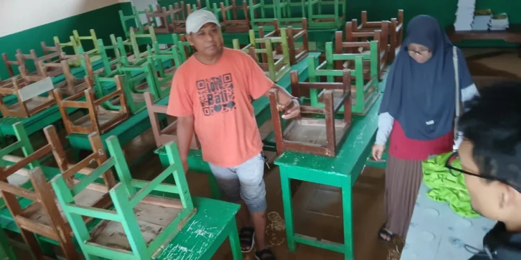 52 Titik Banjir Kepung Provinsi Banten, Terparah Bukan Cilegon 1 Banjir di SDN Blacu Cilegon pada Minggu, 8 Maret 2026. (Gillang/Bantenraya.com)