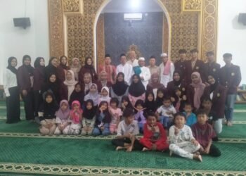 Mahasiswa Untirta Serang Kolaborasi dengan Warga Permata Banjar Asri 7 Mahasiswa Untirta Serang foto bersama tokoh masyarakat dan warga Permata Banjar Asri RW 09 di Masjid Jami Nurul Huda, Minggu 8 Maret 2026. (Harir Baldan/Bantenraya.com)