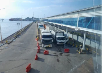 Pelabuan Merak Tak Layani Truk di H-7 Lebaran, ASDP Tunggu Diskresi Kepolisian 6 Suasana penumpukan truk di Pelabuhan Merak jelang mudik Lebaran, kemarin. (Uri/Bantenraya.com)