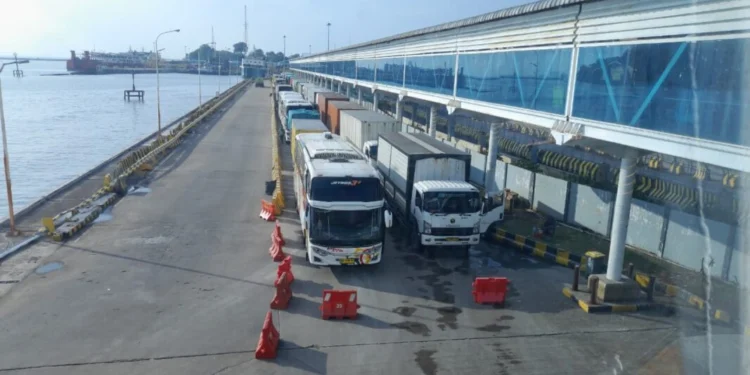 Pelabuan Merak Tak Layani Truk di H-7 Lebaran, ASDP Tunggu Diskresi Kepolisian 1 Suasana penumpukan truk di Pelabuhan Merak jelang mudik Lebaran, kemarin. (Uri/Bantenraya.com)