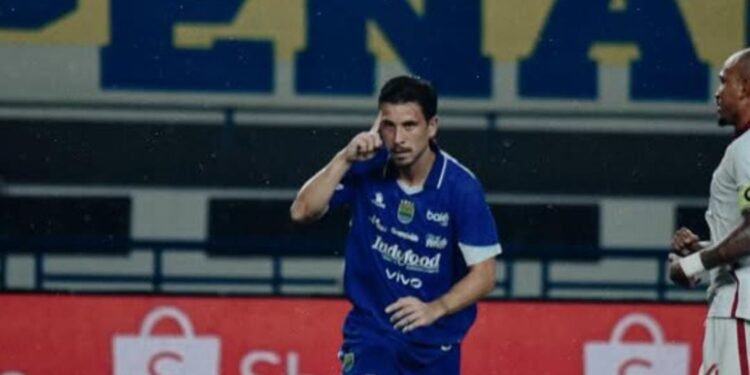 Bermain Imbang di Putaran Pertama, Persib Bakal Jamu Persik di GBLA 1 Haye siap bawa Persib raih kemenangan atas Persik Kediri di GBLA. (Instagram/@thomhaye)