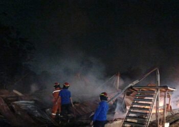 Kebakaran Kandang Ayam di Gunungsari Sebabkan Kerugian Rp3,8 Miliar 7 Kobaran api menghanguskan seluruh kandang ayam di Desa Kadu Agung, Kecamatan Gunungsari, Senin, 9 Maret 2026. (Damkar Kabupaten Serang)