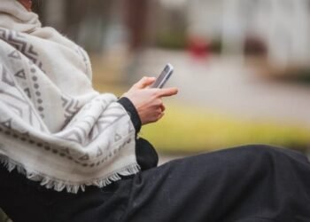 Ilustrasi membaca Al Quran dengan ponsel. (freepik/freepik)