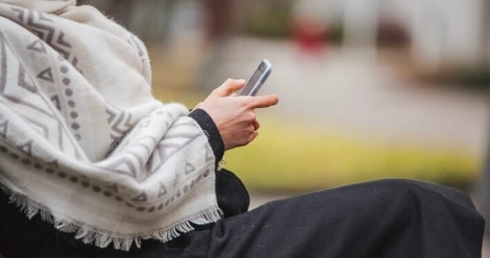 Bolehkah Baca Al Quran di Ponsel Tapi Tidak Berwudhu? Begini Penjelasannya 1 Ilustrasi membaca Al Quran dengan ponsel. (freepik/freepik)