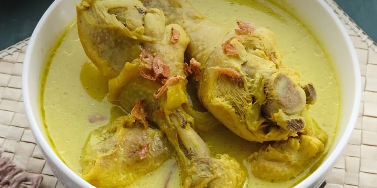 Lima Hidangan Khas Lebaran yang Membuat Tamu Tertarik Icip-icip 1 hidangan opor ayam yang biasa disajikan saat Lebaran. (Ig/lembongan.cooking)