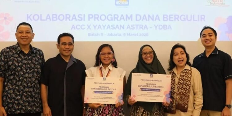 ACC dan Yayasan Astra Bangun Kemandirian Ekonomi UMKM Perempuan 1 Perwalian Manajemen ACC Indonesia melakukan penyaluran dana usaha kepada pelaku UMKM perempuan. (Dok/ACC)