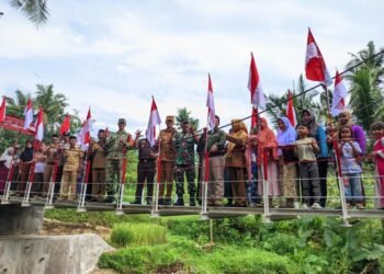 Dandim 0602 Serang Kolonel Arm Oke Kistiyanto dan Sekda Pemkab Serang Zaldi Dhuhana meresmikan jembatan di Desa baros, Kecamatan Baros, Senin 9 Maret 2026. (Andika/Bantenraya.com)