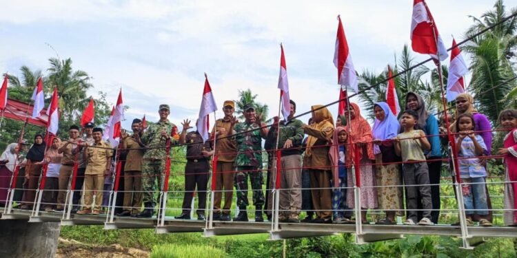 Dandim 0602 Serang Kolonel Arm Oke Kistiyanto dan Sekda Pemkab Serang Zaldi Dhuhana meresmikan jembatan di Desa baros, Kecamatan Baros, Senin 9 Maret 2026. (Andika/Bantenraya.com)