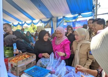 Bupati Serang Ratu Rachmatuzakiyah meninjau bazar murah yang digelar di Kantor Kecamatan Waringinkurung pada Selasa 10 Maret 2026. (Andika/Bantenraya.com)