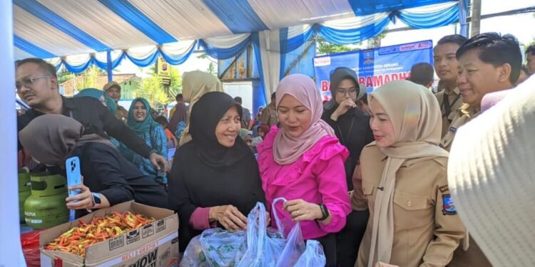 Bupati Serang Ratu Rachmatuzakiyah meninjau bazar murah yang digelar di Kantor Kecamatan Waringinkurung pada Selasa 10 Maret 2026. (Andika/Bantenraya.com)