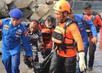 Tim SAR gabungan mengevakuasi korban yang tenggelam di Perairan Puloampel, Kecamatan Pulomampel, Kabupaten Serang, Selasa 10 Maret 2026. (Dokumentasi Bantenraya.com)