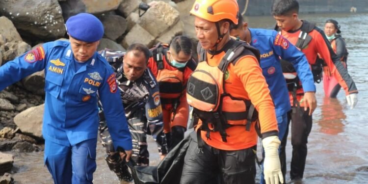 Tim SAR gabungan mengevakuasi korban yang tenggelam di Perairan Puloampel, Kecamatan Pulomampel, Kabupaten Serang, Selasa 10 Maret 2026. (Dokumentasi Bantenraya.com)