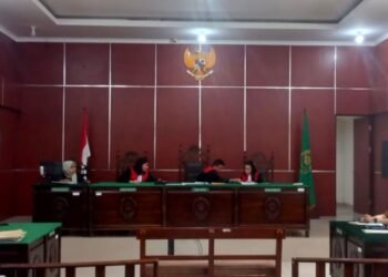Al-Amin Maksum, seorang tukang ojek pangkalan menjalani sidang perdana gugatan perbuatan melawan hukum di Pengadilan Negeri Pandeglang, Selasa 10 Maret 2026. (Yanadi/Bantenraya.com)