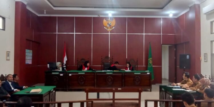 Al-Amin Maksum, seorang tukang ojek pangkalan menjalani sidang perdana gugatan perbuatan melawan hukum di Pengadilan Negeri Pandeglang, Selasa 10 Maret 2026. (Yanadi/Bantenraya.com)