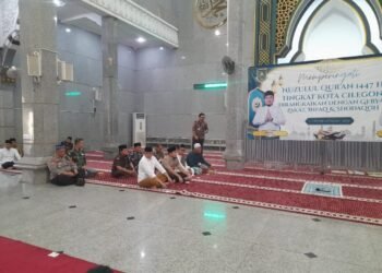 Walikota Cilegon Robinsar saat mengahadiri Nuzulul Quran di Masjid Agung Nurul Iklas dan menodong Pejabat Eselon II sudah berapa juz membaca Al-quran, Senin 9 Maret 2026 petang, (Uri/Bantenraya.com)