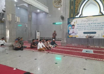 Walikota Cilegon Robinsar saat mengahadiri Nuzulul Quran di Masjid Agung Nurul Iklas dan menodong Pejabat Eselon II sudah berapa juz membaca Al-quran, Senin 9 Maret 2026 petang, (Uri/Bantenraya.com)