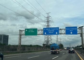 Jalan Tol Tangerang - Merak banyak dikeluhkan masyarakat akibat banyak lubang. Kini Gubernur Banten Andra Soni pun menagih komitmen pengelola tol. (Raffi/Bantenraya.com)