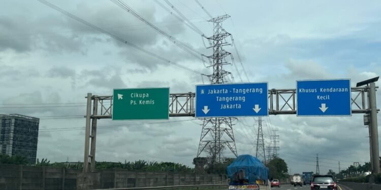 Jalan Tol Tangerang - Merak banyak dikeluhkan masyarakat akibat banyak lubang. Kini Gubernur Banten Andra Soni pun menagih komitmen pengelola tol. (Raffi/Bantenraya.com)