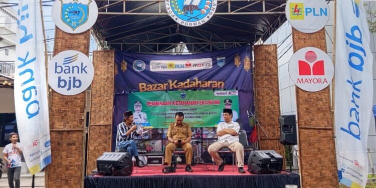 Narasumber diskusi menyampaikan gagasannya, dalam diskusi pada Bazar Ramadan Kadaharan Buka Puasa yang digelar Kelompok Kerja Wartawan (Porwan) Pandeglang, Selasa 10 Maret 2026. (Muhaemin/Bantenraya.com)