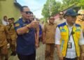 Walikota Serang Budi Rustandi (kiri) meninjau normalisasi Sungai Ciwaka di Perumahan Grand Sutera, Kelurahan Kiara, Kecamatan Walantaka, Kota Serang, Selasa 10 Maret 2026. Normalisasi terkendala bangunan liar yang dibangun oleh warga setempat. (Harir Baldan/Bantenraya.com)