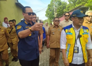 Walikota Serang Budi Rustandi (kiri) meninjau normalisasi Sungai Ciwaka di Perumahan Grand Sutera, Kelurahan Kiara, Kecamatan Walantaka, Kota Serang, Selasa 10 Maret 2026. Normalisasi terkendala bangunan liar yang dibangun oleh warga setempat. (Harir Baldan/Bantenraya.com)