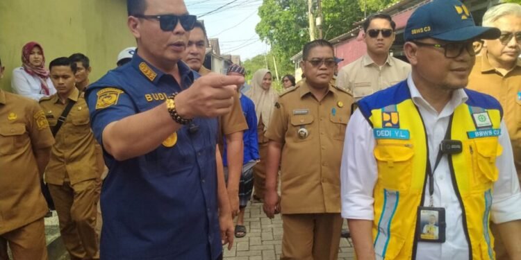 Walikota Serang Budi Rustandi (kiri) meninjau normalisasi Sungai Ciwaka di Perumahan Grand Sutera, Kelurahan Kiara, Kecamatan Walantaka, Kota Serang, Selasa 10 Maret 2026. Normalisasi terkendala bangunan liar yang dibangun oleh warga setempat. (Harir Baldan/Bantenraya.com)