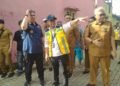 Kepala BBWSC3 Dedi Yudha Lesmana saat mendampingi Walikota Serang Budi Rustandi kala meninjau normalisasi Sungai Ciwaka di Perumahan Grand Sutera, Kelurahan Kiara, Kecamatan Walantaka, Kota Serang, Selasa 10 Maret 2026. (Harir Baldan/Bantenraya.com)