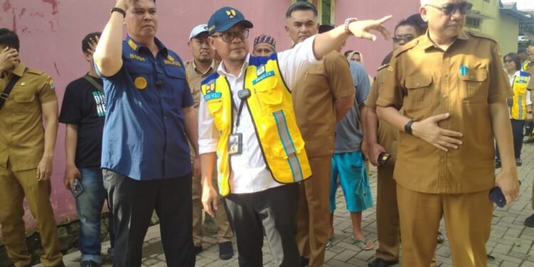 Kepala BBWSC3 Dedi Yudha Lesmana saat mendampingi Walikota Serang Budi Rustandi kala meninjau normalisasi Sungai Ciwaka di Perumahan Grand Sutera, Kelurahan Kiara, Kecamatan Walantaka, Kota Serang, Selasa 10 Maret 2026. (Harir Baldan/Bantenraya.com)