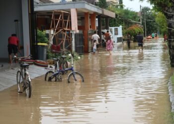 Banjir di Perumahan Metro Cilegon pada Minggu, 8 Maret 2026. (Gillang/Bantenraya.com)