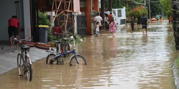 Banjir di Perumahan Metro Cilegon pada Minggu, 8 Maret 2026. (Gillang/Bantenraya.com)