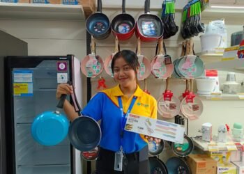 Staf Erablue Heti Rosmayati menunjukkan beberapa produk yang mendapatkan promo selama periode grand opening di Lampu Merah Ciracas, Kota Serang, Rabu 11 Maret 2026. (Raden/Bantenraya.com)