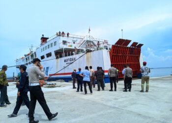 Tim dari kepolisian dan pegawai pelabuhan meninjau kesiapan kapal di Pelabuhan BBJ, Desa Margagiri, Kecamatan Bojonegara, Kabupaten Serang, Selasa 10 Maret 2026. (Andika/Bantenarya.com)