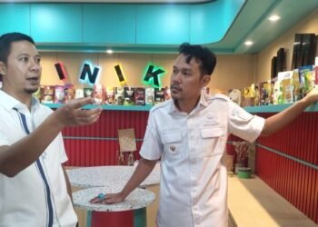 Wakil Walikota Serang Nur Agis Aulia didampingi Kepala Dinkopukmperindag Kota Serang Wahyu Nurjamil saat monitoring klinik UMKM di kantornya, Pasar Lama, Kota Serang, Rabu 11 Maret 2026. Ia mengungkapkan jika perputaran uang dari program MBG di Kota Serang tembus Rp100 miliar dalam waktu 1 bulan. (Harir Baldan/Bantenraya.com)