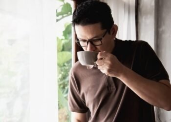 Ilustrasi buka puasa dengan minum kopi. (Freepik/jcomp)