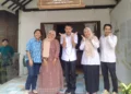 Wakil Walikota Serang Nur Agis Aulia (tengah) foto bersama usai menyambangi Umah Kaujon, Kota Serang, Rabu 11 Maret 2026. (Harir Baldan/Bantenraya.com)