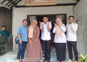 Wakil Walikota Serang Nur Agis Aulia (tengah) foto bersama usai menyambangi Umah Kaujon, Kota Serang, Rabu 11 Maret 2026. (Harir Baldan/Bantenraya.com)