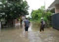 Banjir di Perumahan Metro Cilegon yang membuat volume sampah meningkat pada Minggu, 8 Maret 2026. (Gillang/Bantenraya.com)