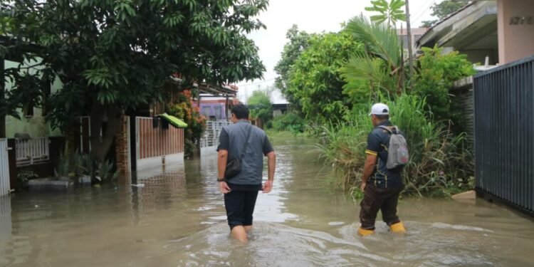 Banjir di Perumahan Metro Cilegon yang membuat volume sampah meningkat pada Minggu, 8 Maret 2026. (Gillang/Bantenraya.com)