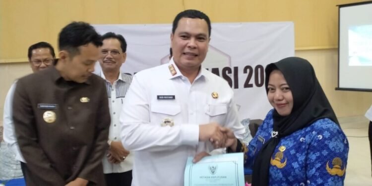 Walikota Serang Budi Rustandi menyerahkan SK pelantikan kepada PPPK Penuh Waktu di Hotel Puri Kayana, Kota Serang, 4 Juni 2025. (Dokumentasi Bantenraya.com)